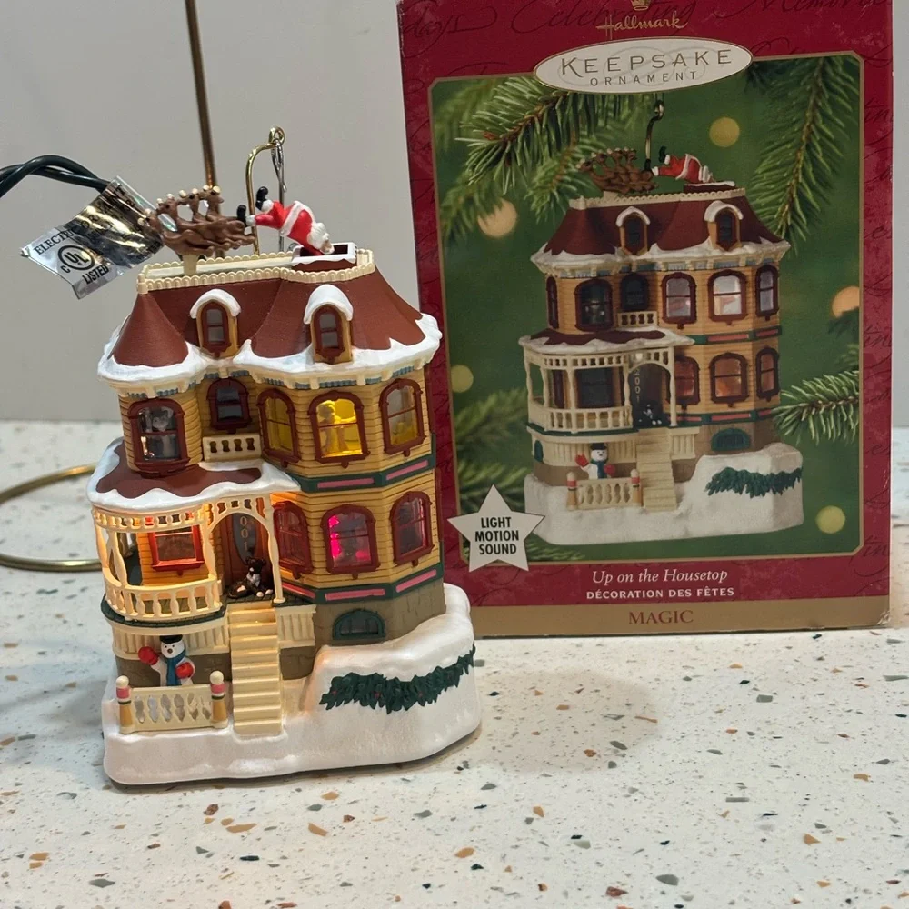 Vintage 2001 Hallmark Keepsake Ornament “Up on the Housetop”‎ magic ornament